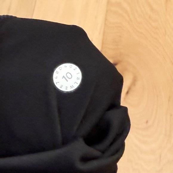 LIKE NEW Lululemon Women’s Play Off The Pleats Mid Rise Skirt - Picture 4 of 4